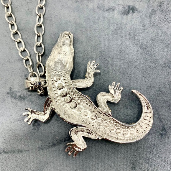 Bold sparkly large Alligator reptile rhinestone silver-tone statement necklace - Picture 8 of 12